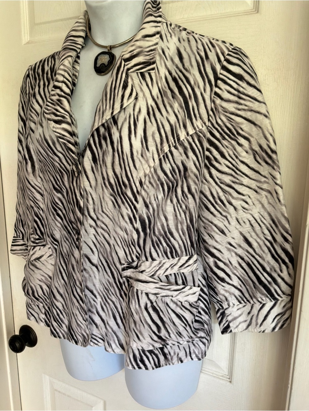 CHICO’S…linen jacket - Picture 4 of 9